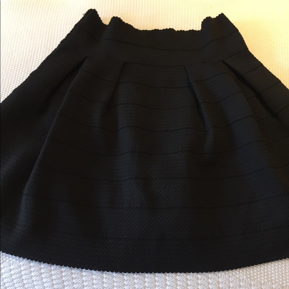 H&M skirt with side zipper in excellent condition - Picture 2 of 5